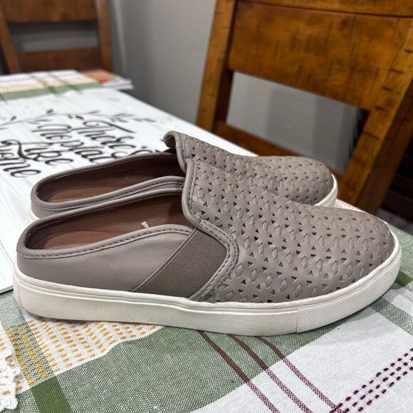 Steve Madden Slippers - Picture 1 of 4